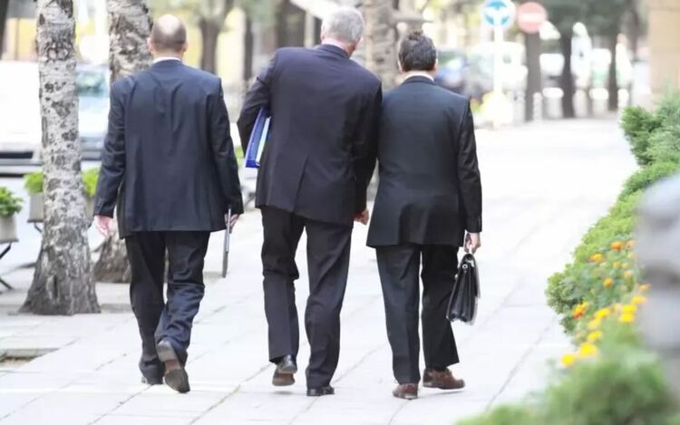 Заплатите в администрацията се регулират на национално ниво в левове, вместо в евро.