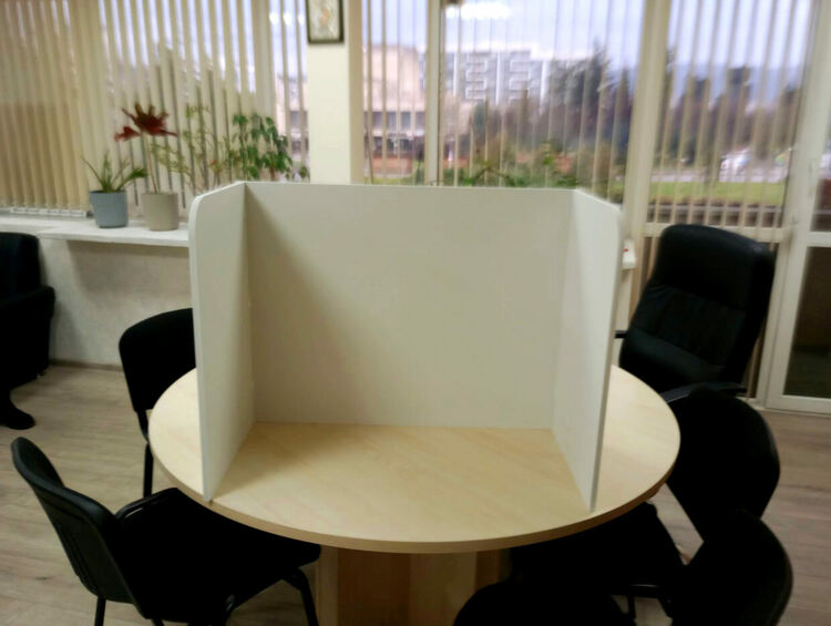 Областната  управа трескаво готви изборите,работят се пломби за сигурност,почти готови са параваните