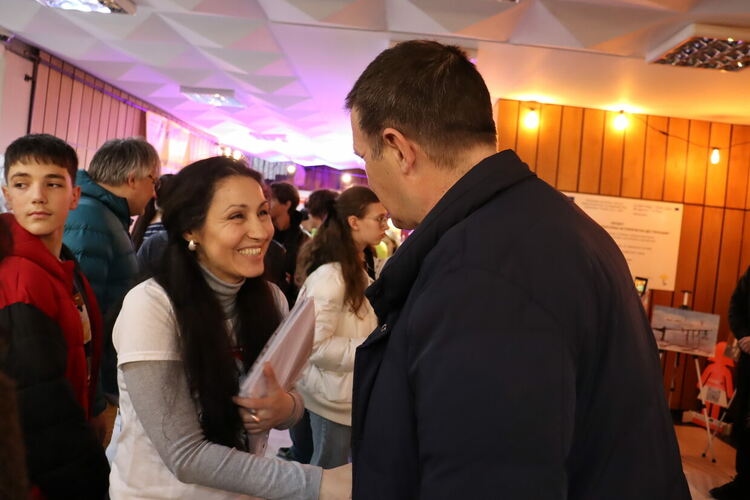 Изложба &bdquo;Светове от цветове&ldquo; озари библиотеката в Хасково