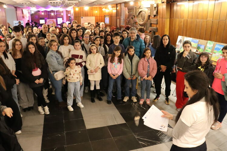 Изложба &bdquo;Светове от цветове&ldquo; озари библиотеката в Хасково