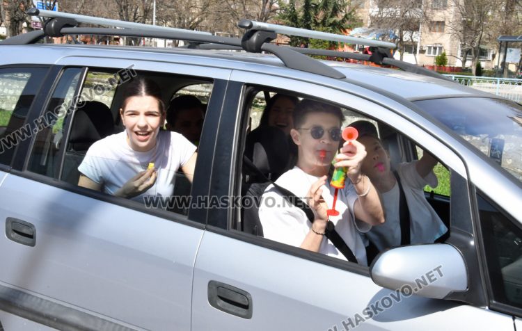 Цветни и пъстри абитуриенти вече огласят Хасково