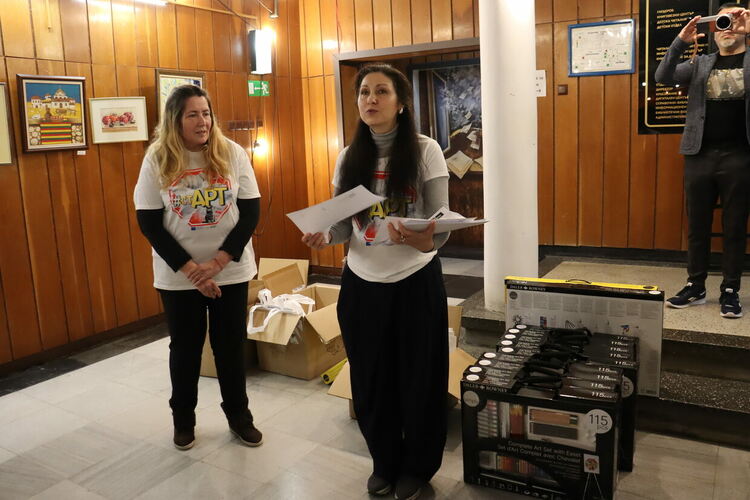 Изложба &bdquo;Светове от цветове&ldquo; озари библиотеката в Хасково