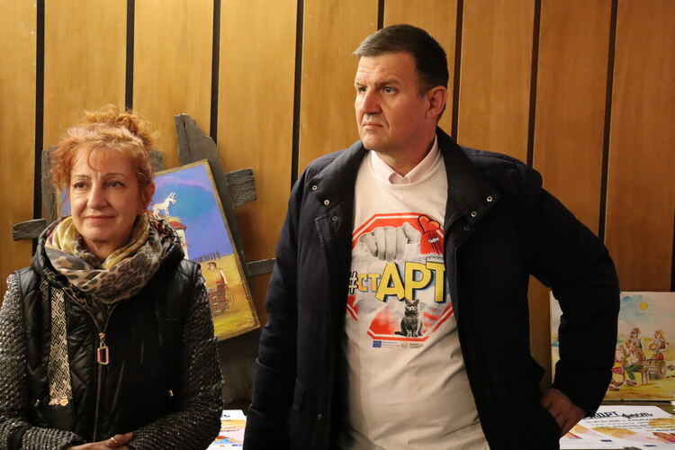 Изложба &bdquo;Светове от цветове&ldquo; озари библиотеката в Хасково