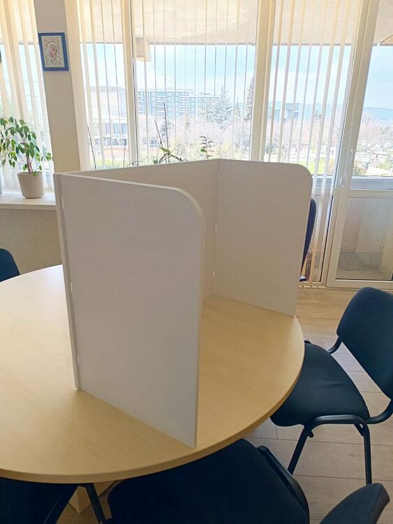 Областната  управа трескаво готви изборите,работят се пломби за сигурност,почти готови са параваните