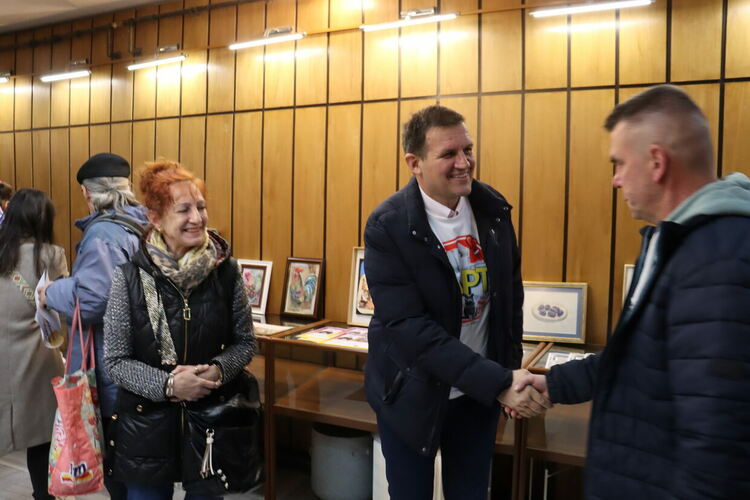 Изложба &bdquo;Светове от цветове&ldquo; озари библиотеката в Хасково