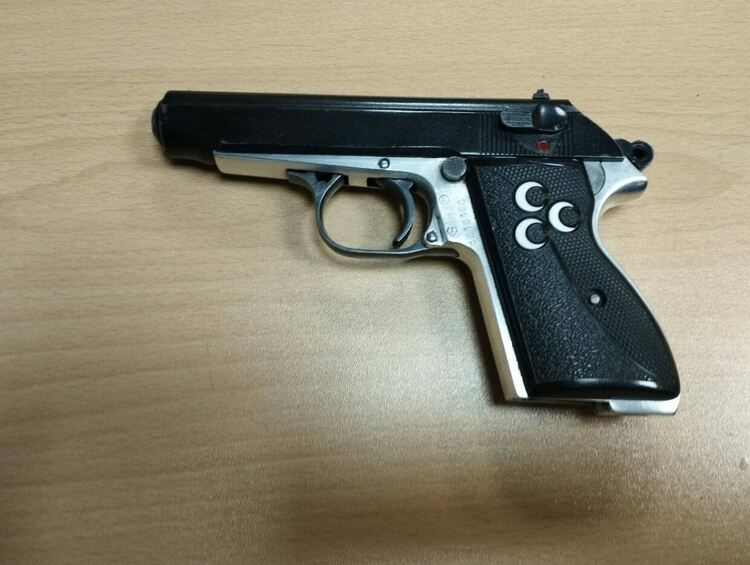 Откриха контрабандни пистолет, патрони и цигари в пътнически бус