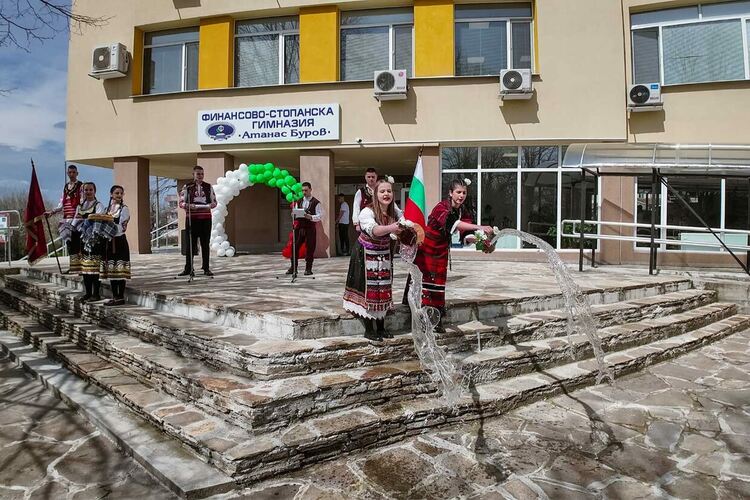 Ученици и учители на ФСГ &bdquo;Атанас Буров&ldquo; отпразнуваха &bdquo;Голямото мартенско хоро&ldquo;