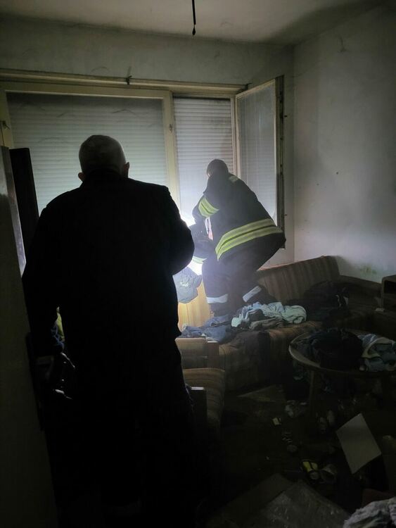 Издирват мъж с тежко пиянство, загасил пожар в апартамента си и изчезнал