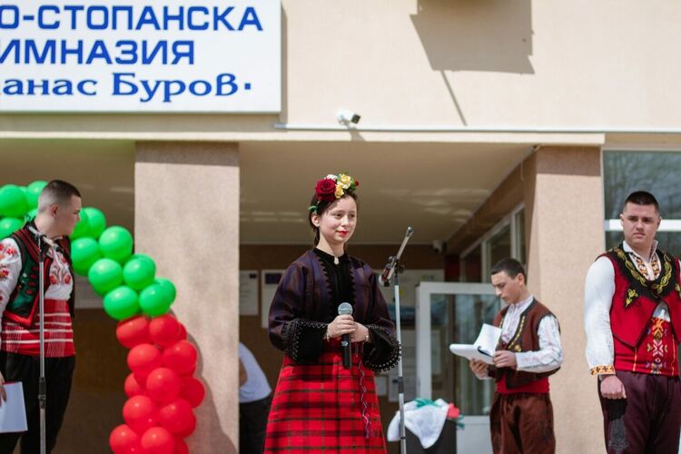 Ученици и учители на ФСГ &bdquo;Атанас Буров&ldquo; отпразнуваха &bdquo;Голямото мартенско хоро&ldquo;