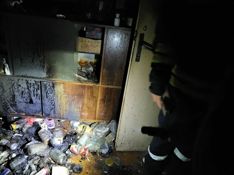 Издирват мъж с тежко пиянство, загасил пожар в апартамента си и изчезнал