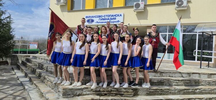 Ученици и учители на ФСГ &bdquo;Атанас Буров&ldquo; отпразнуваха &bdquo;Голямото мартенско хоро&ldquo;