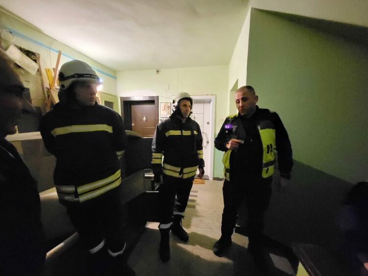 Издирват мъж с тежко пиянство, загасил пожар в апартамента си и изчезнал