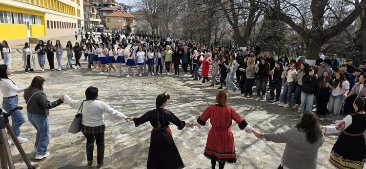 Ученици и учители на ФСГ &bdquo;Атанас Буров&ldquo; отпразнуваха &bdquo;Голямото мартенско хоро&ldquo;