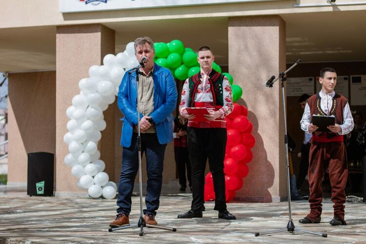 Ученици и учители на ФСГ &bdquo;Атанас Буров&ldquo; отпразнуваха &bdquo;Голямото мартенско хоро&ldquo;