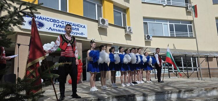 Ученици и учители на ФСГ &bdquo;Атанас Буров&ldquo; отпразнуваха &bdquo;Голямото мартенско хоро&ldquo;