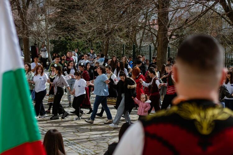 Ученици и учители на ФСГ &bdquo;Атанас Буров&ldquo; отпразнуваха &bdquo;Голямото мартенско хоро&ldquo;