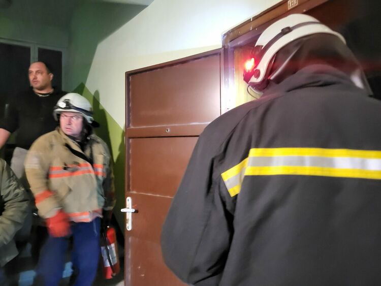 Издирват мъж с тежко пиянство, загасил пожар в апартамента си и изчезнал