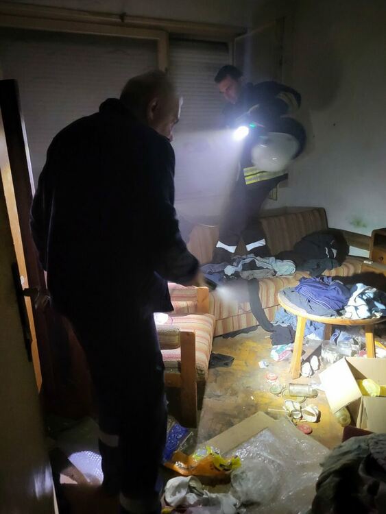 Издирват мъж с тежко пиянство, загасил пожар в апартамента си и изчезнал