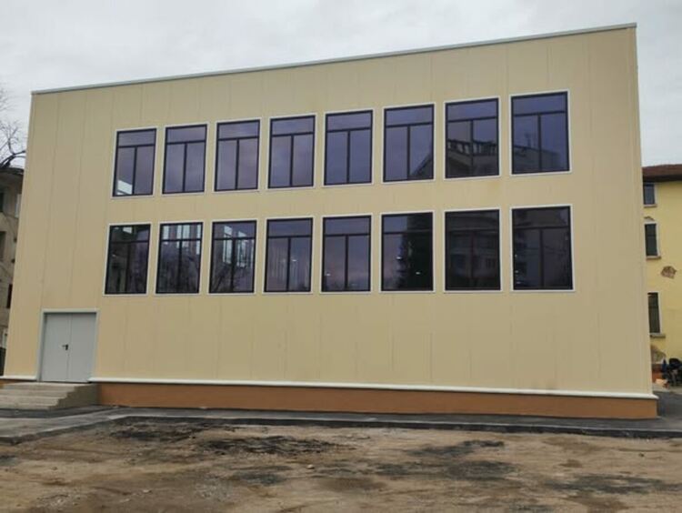 Изграждането на новия физкултурен салон в СУРИЧЕ &bdquo;Д-р Петър Берон&ldquo; напредва