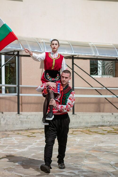 Ученици и учители на ФСГ &bdquo;Атанас Буров&ldquo; отпразнуваха &bdquo;Голямото мартенско хоро&ldquo;