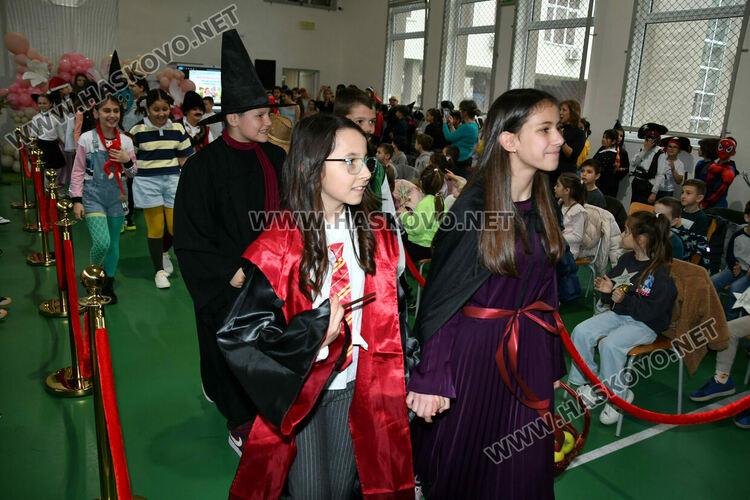 С пъстър карнавал на приказните герои отбелязаха Деня на детската книга в хасковско училище