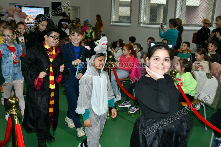 С пъстър карнавал на приказните герои отбелязаха Деня на детската книга в хасковско училище