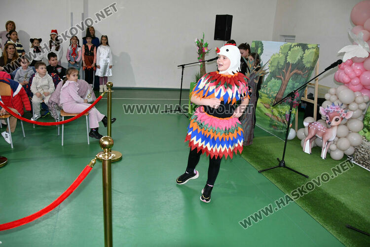 С пъстър карнавал на приказните герои отбелязаха Деня на детската книга в хасковско училище
