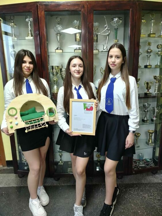 Ученички от Царската гимназия с първо и второ място с проекти за детска мебел в национален конкурс