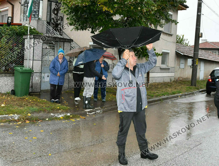 Оранжев код за продължителен дъжд и опасност от наводнения