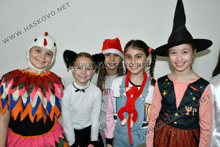 С пъстър карнавал на приказните герои отбелязаха Деня на детската книга в хасковско училище