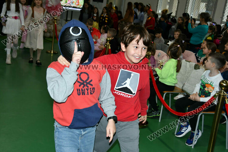 С пъстър карнавал на приказните герои отбелязаха Деня на детската книга в хасковско училище