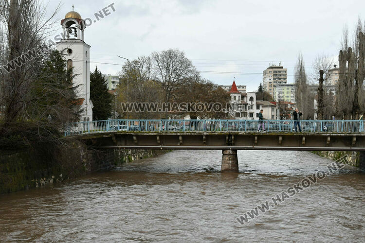 Повиши се нивото на реката в Хасково след валежите