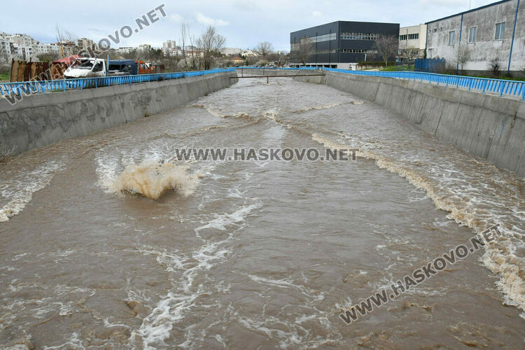 Повиши се нивото на реката в Хасково след валежите