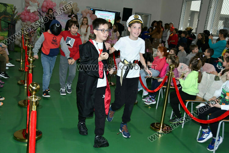 С пъстър карнавал на приказните герои отбелязаха Деня на детската книга в хасковско училище