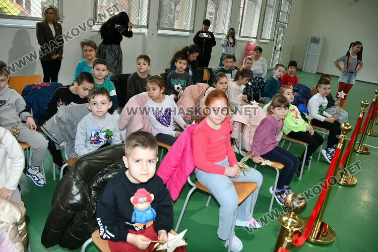 С пъстър карнавал на приказните герои отбелязаха Деня на детската книга в хасковско училище