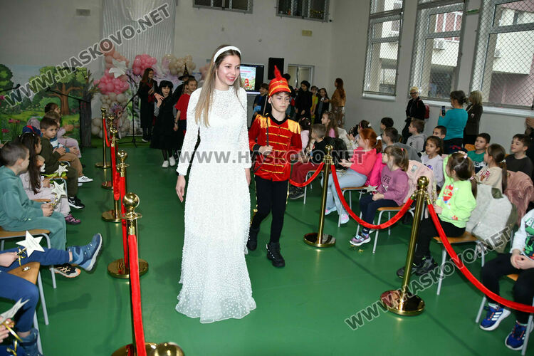 С пъстър карнавал на приказните герои отбелязаха Деня на детската книга в хасковско училище