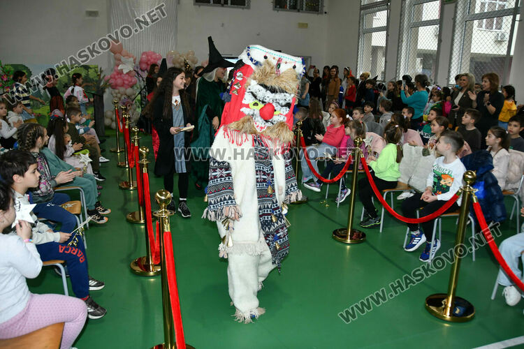 С пъстър карнавал на приказните герои отбелязаха Деня на детската книга в хасковско училище