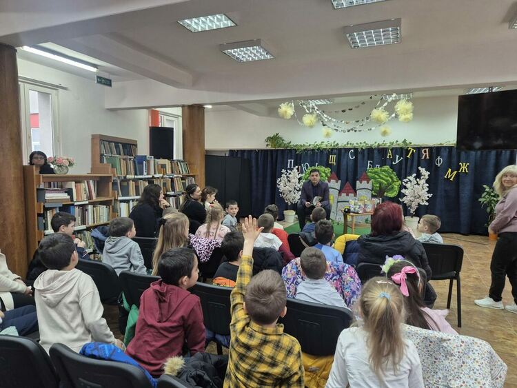 Кметът на Димитровград чете приказки на деца, в подкрепа на националната кампания "Маратон на четенето"