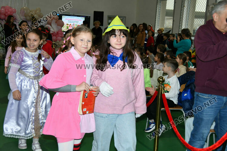 С пъстър карнавал на приказните герои отбелязаха Деня на детската книга в хасковско училище