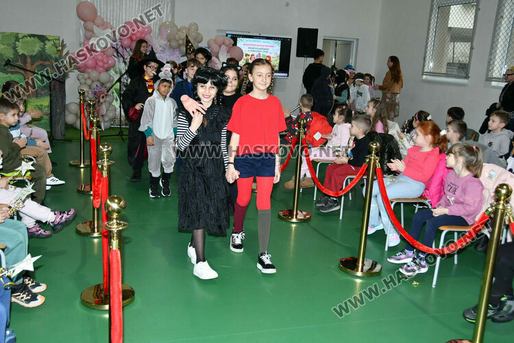 С пъстър карнавал на приказните герои отбелязаха Деня на детската книга в хасковско училище