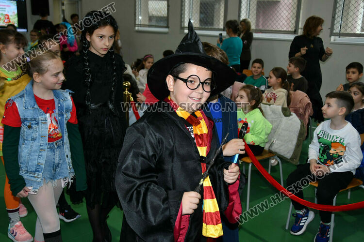 С пъстър карнавал на приказните герои отбелязаха Деня на детската книга в хасковско училище