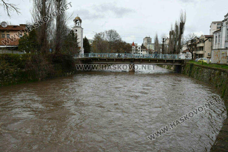 Повиши се нивото на реката в Хасково след валежите