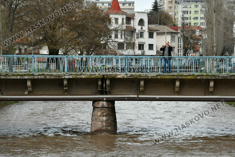 Повиши се нивото на реката в Хасково след валежите