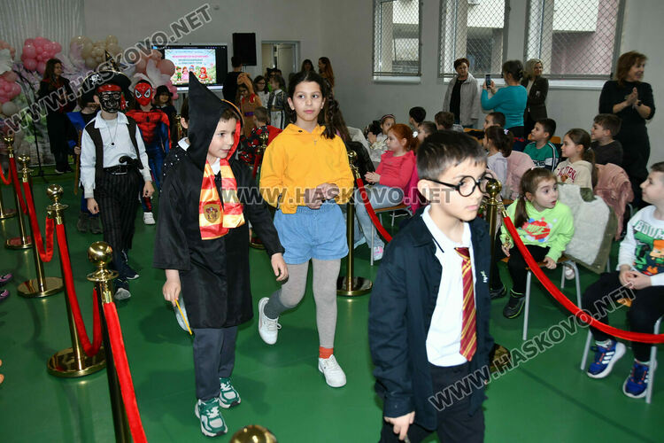 С пъстър карнавал на приказните герои отбелязаха Деня на детската книга в хасковско училище