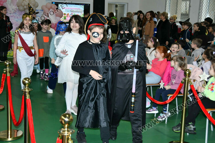 С пъстър карнавал на приказните герои отбелязаха Деня на детската книга в хасковско училище