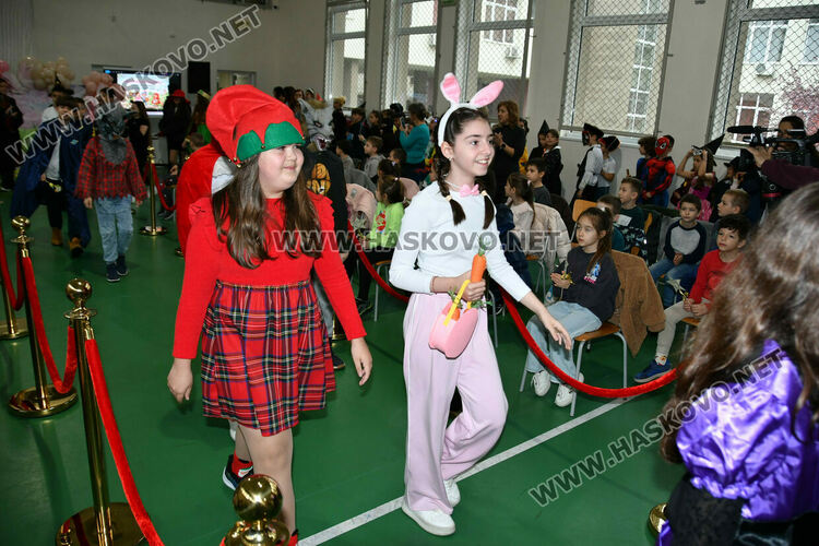 С пъстър карнавал на приказните герои отбелязаха Деня на детската книга в хасковско училище