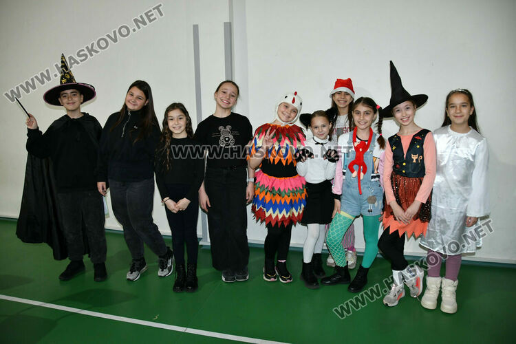 С пъстър карнавал на приказните герои отбелязаха Деня на детската книга в хасковско училище