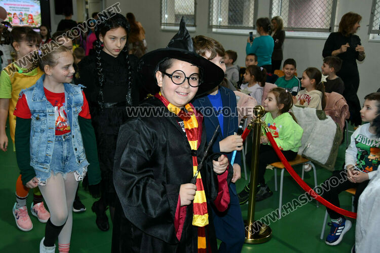 С пъстър карнавал на приказните герои отбелязаха Деня на детската книга в хасковско училище