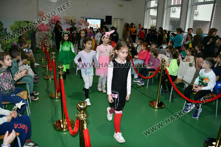 С пъстър карнавал на приказните герои отбелязаха Деня на детската книга в хасковско училище