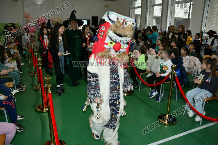 С пъстър карнавал на приказните герои отбелязаха Деня на детската книга в хасковско училище